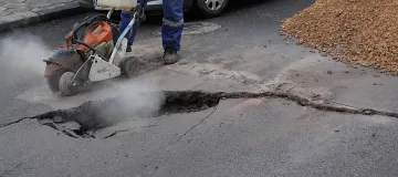 Огромни дупки в асфалта зейнаха в Овча купел 