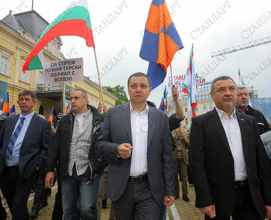 Валери Симеонов протестира пред ямболския съд