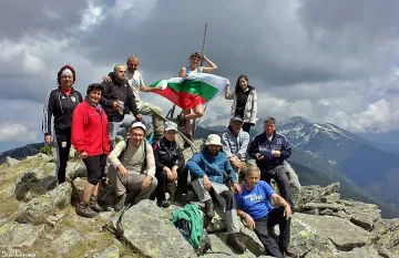 Млади и стари планинари от Сенокос покоряват върхове
