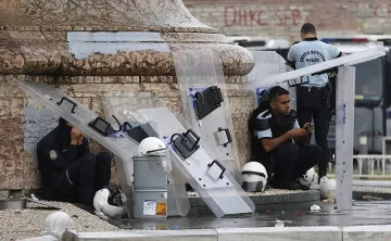 Полицаи играят футбол на "Таксим"