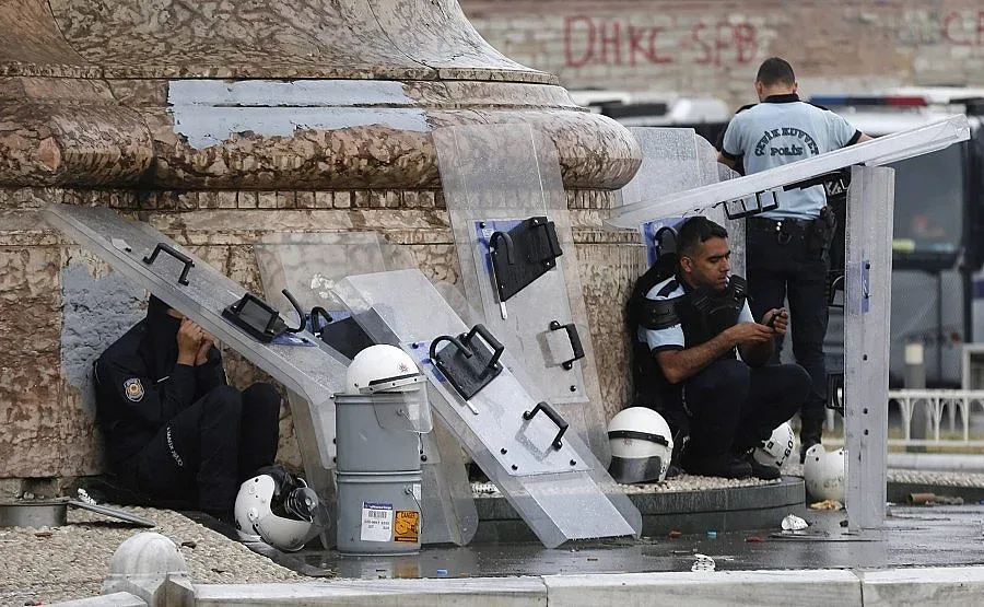 Полицаи играят футбол на "Таксим"