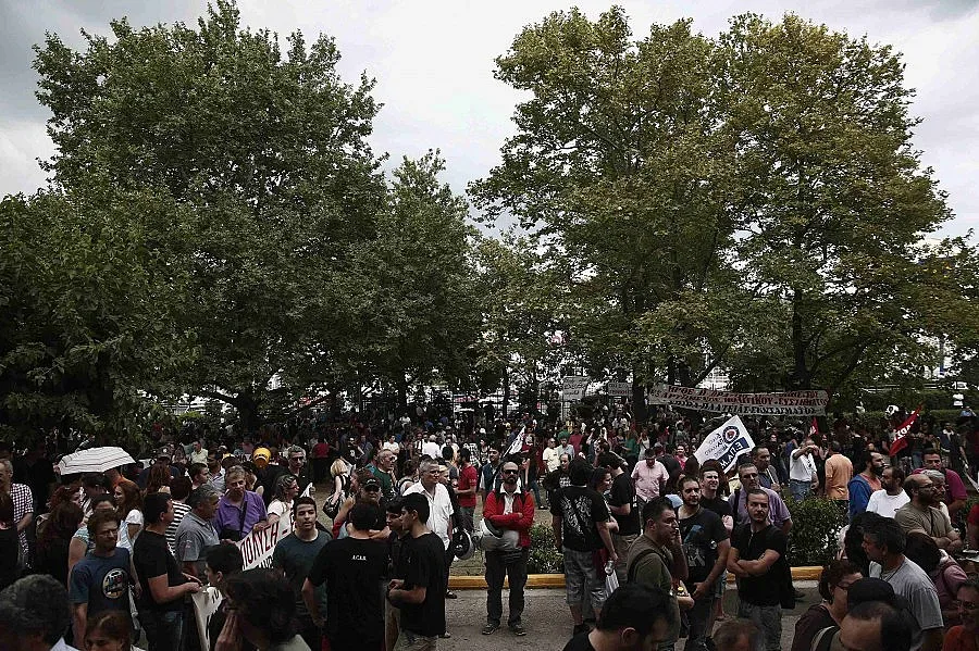 Държавна телевизия парализира Гърция