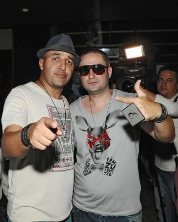 Румънеца и Енчев с ново парче