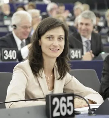 Мария Габриел призова за инвестиране в потенциала на жените