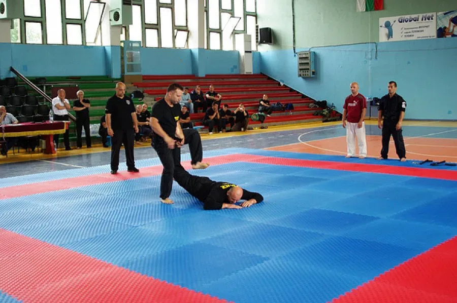 Пловдивските полицаи са зонални първенци в техниките за лична защита