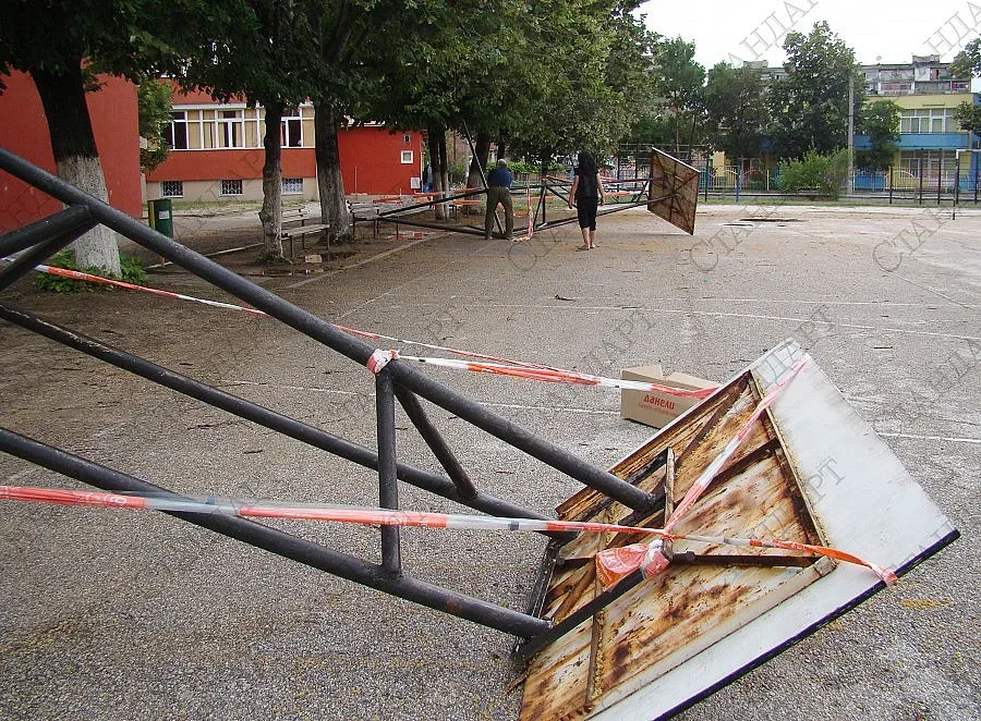 Разчистиха опасни кошове от училищен двор