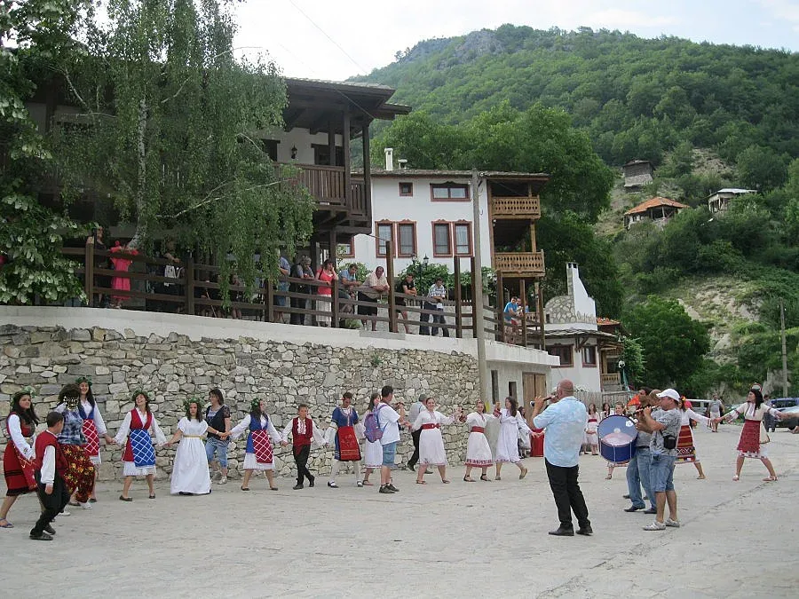 Наши и чужди туристи ръсят с „мълчана вода” за Еньовден