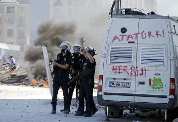 Пратиха 50 адвокати в ареста