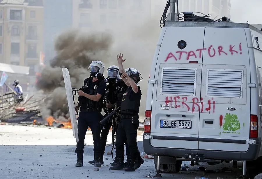 Пратиха 50 адвокати в ареста