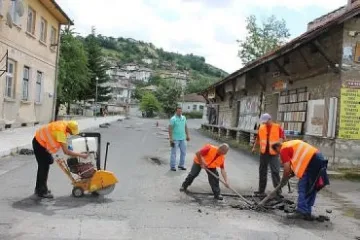 Ремонтират общински пътища в Ардинско 