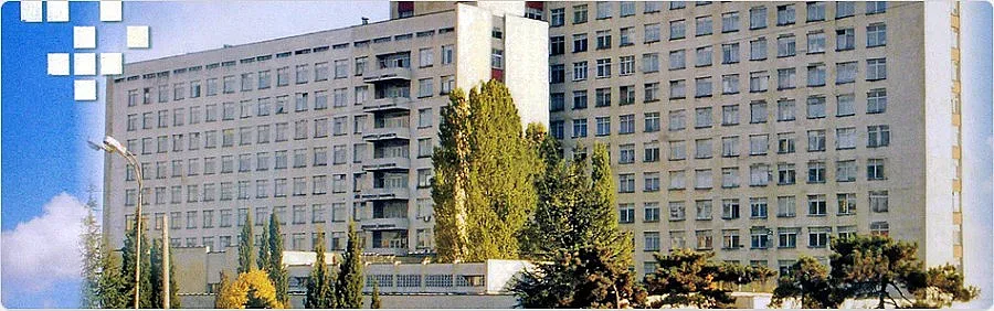 Кобила нарани сериозно 3-годишно дете