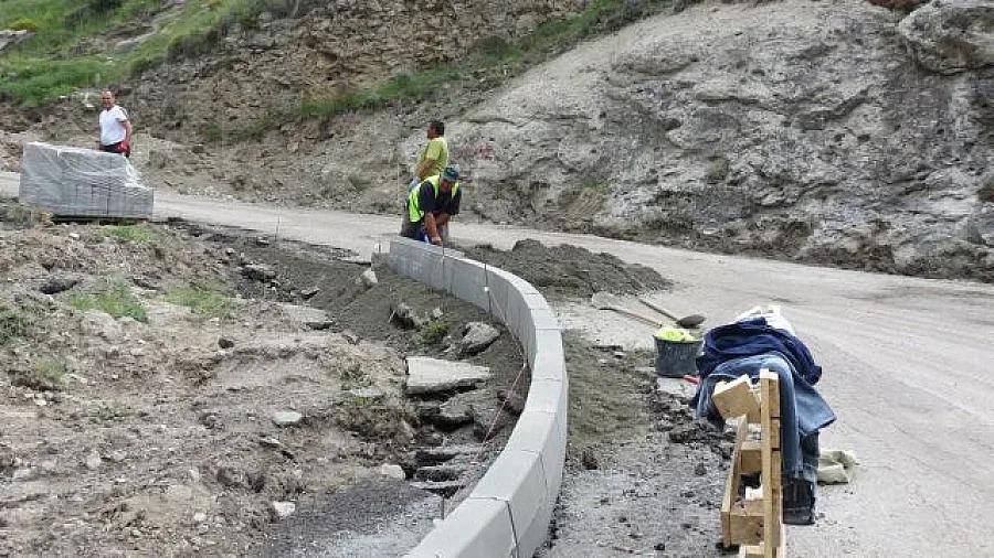 Ремонтират общински пътища в Банско