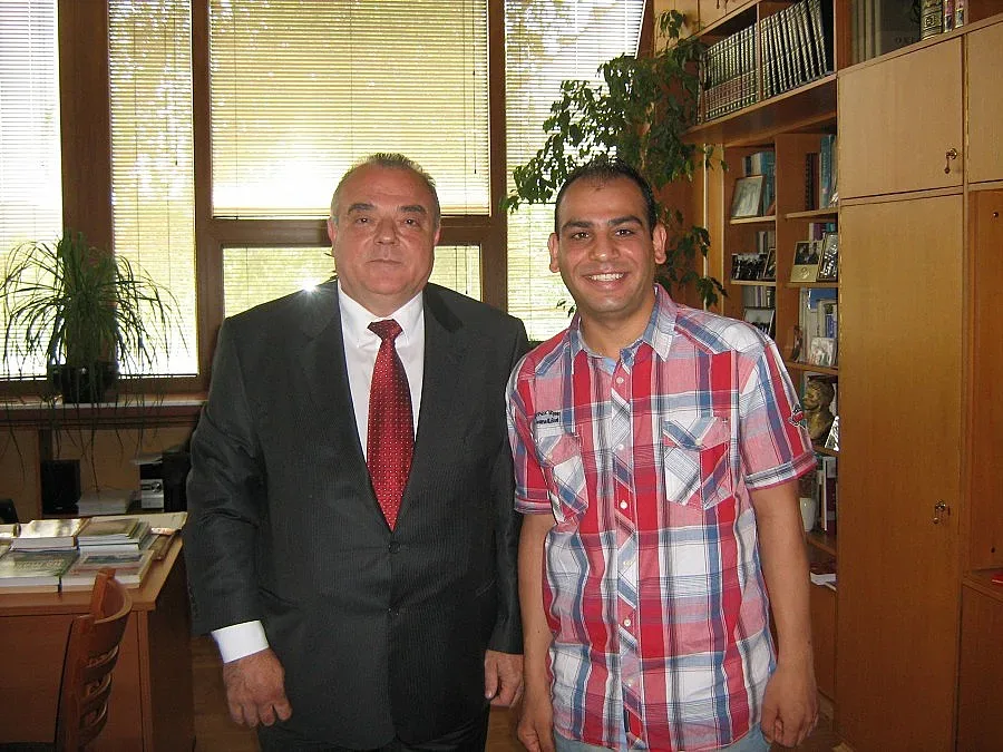 Момче с увреден слух стана докторант в УНСС