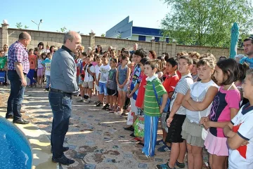 135 русенчета на безплатни уроци по плуване