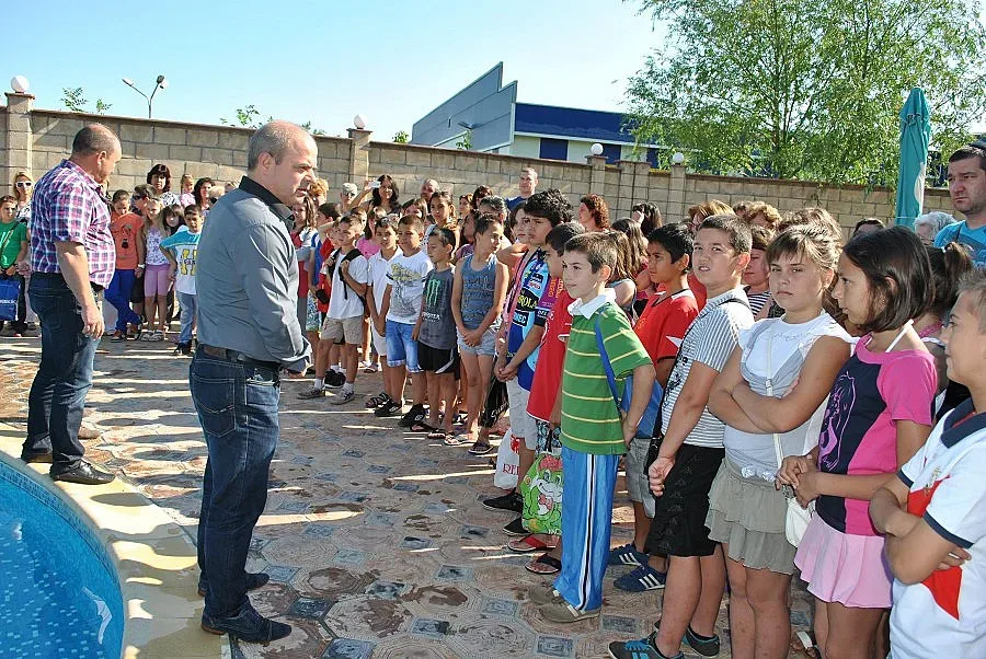 135 русенчета на безплатни уроци по плуване