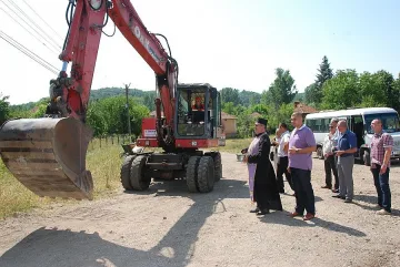 Тапи и дупки чакат 10 г. благословия от властта