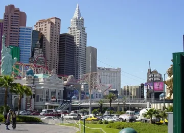 Стена на жилищна сграда в Манхатън се срути