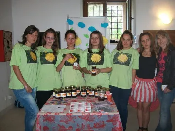 Ученици забъркват мед от глухарчета