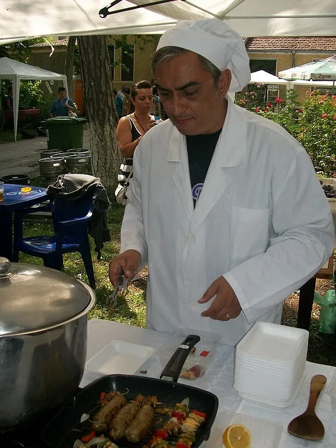 Кметъла черпи със суджук от миди