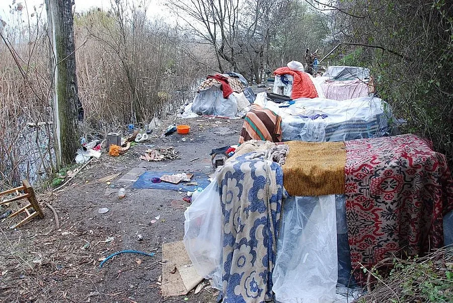 БГ полицаи помагат за разчистване на ромски лагер