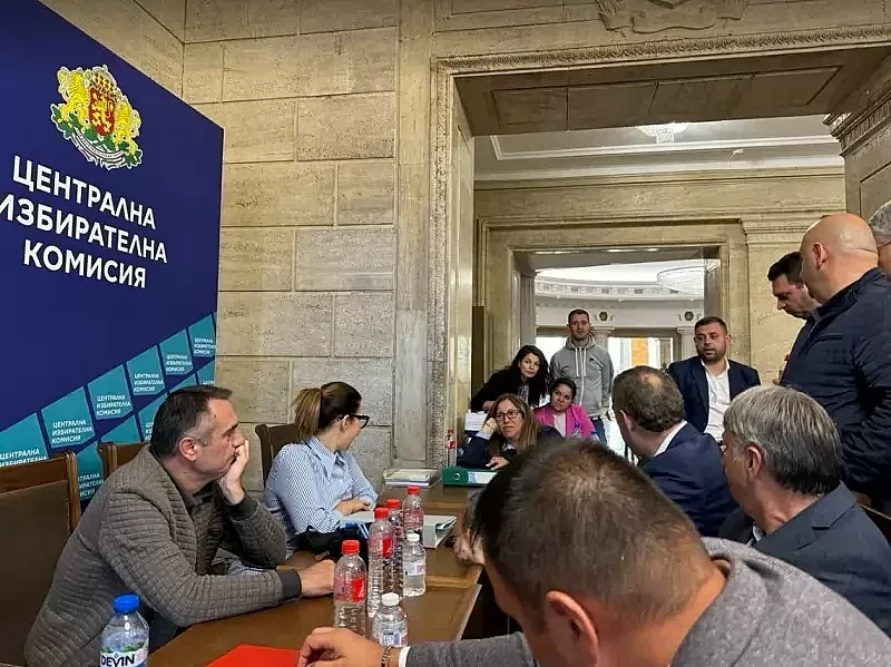 Пълен хаос в ЦИК, членовете й на дълъг обяд