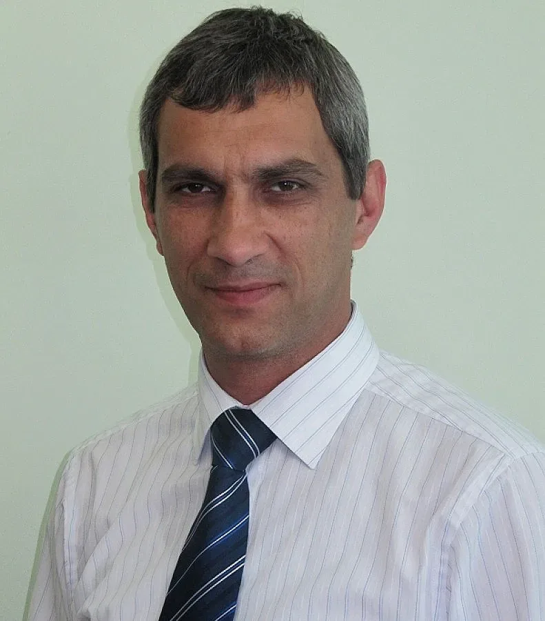 Девня пред фалит