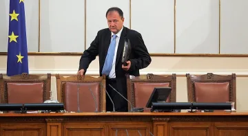 Миков: Напускането на залата е тежък политически акт