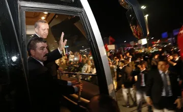 Ердоган се върна в Турция, посрещнаха го симпатизанти