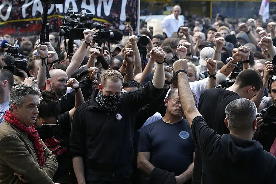 Протест заля Париж след убийство на студент