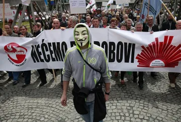 Близо 3000 души блокираха парламента в Сараево 