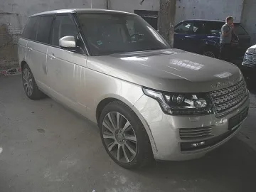 Тенекийката складира луксозни джипове в склад-барака