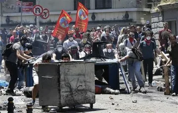 Полицай загина при безредиците в Турция