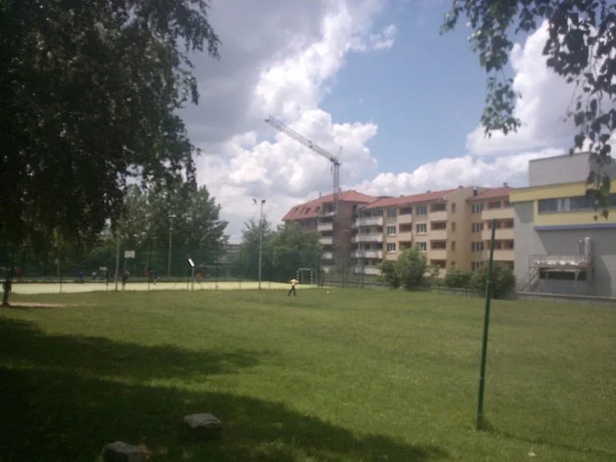 Деца играят под 30-метров кран