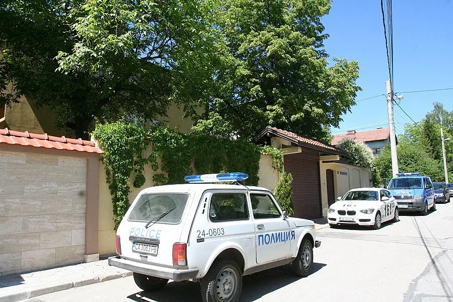 Намериха дрога и нерегистриран пистолет в кола в Момчиловград