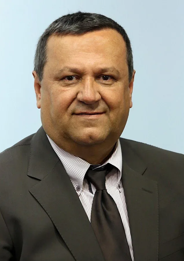 Дават помощи само срещу образование