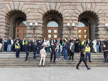 Жандармерия пред входа на ЦИК. Деребеите правят панаири