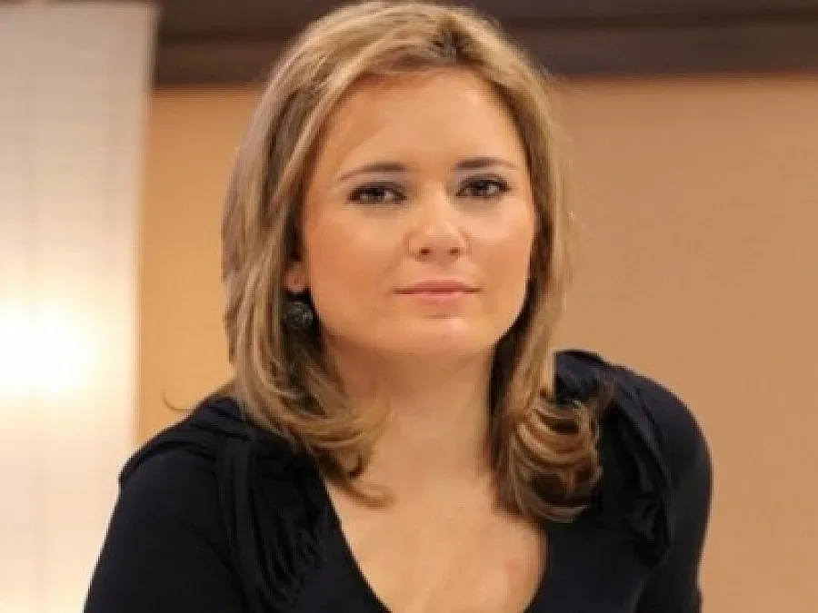 Лора не ще сватба, ражда Дева
