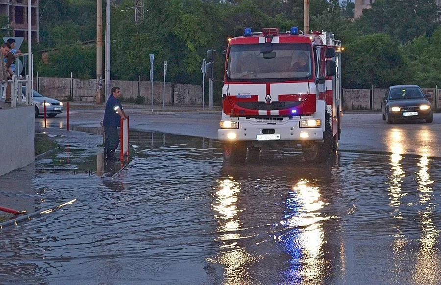 Пикап гръмна на оживено кръстовище в Сливен