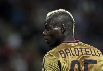 Балотели с обувки против стрес срещу България