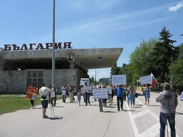 Българи и румънци протестираха срещу шистовия газ