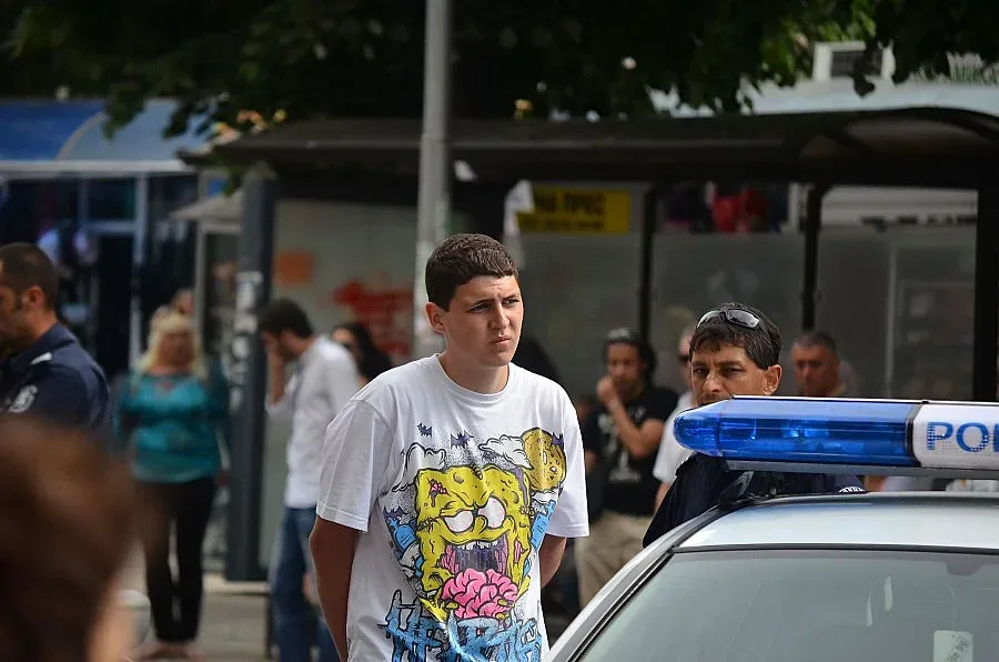 Задържаха бивш затворник и помощникът му за 12 кражби в Кърджали