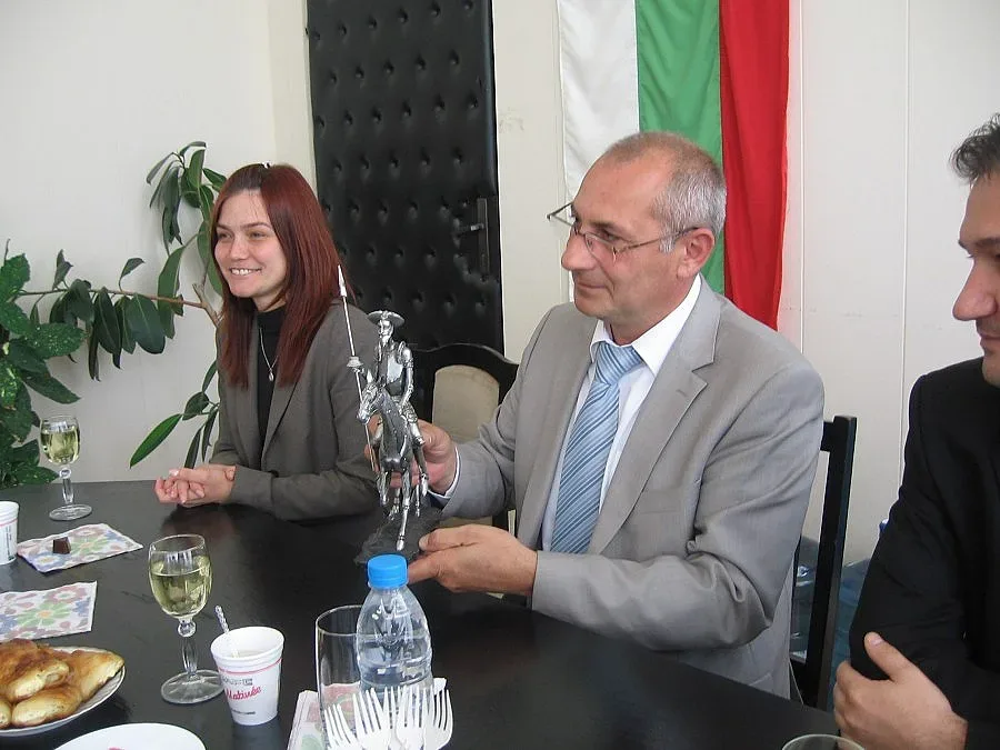 Областен дарява идалго