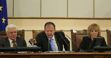 Депутатите замразиха заплатите си