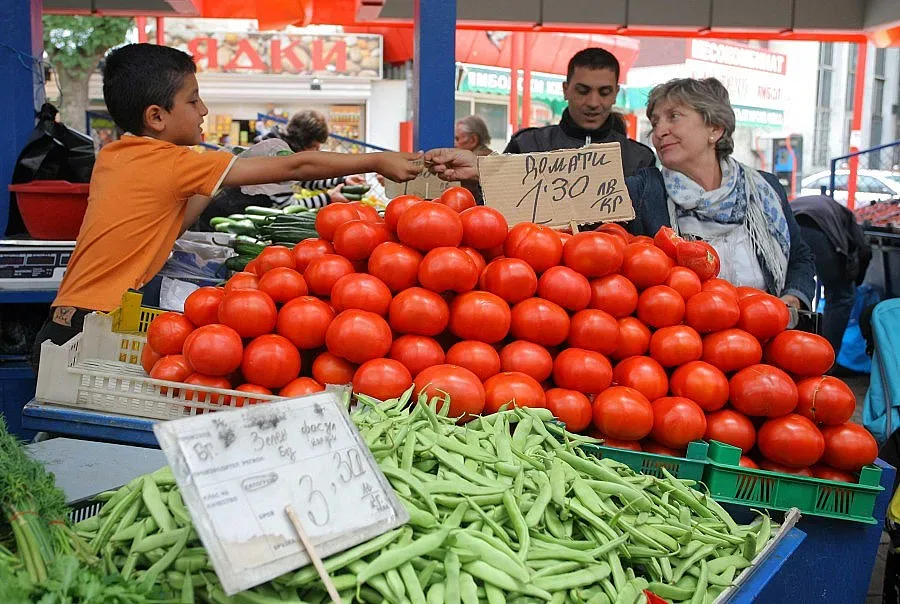 Правят шопската салата с гръцки и турски зарзават