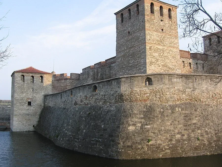 Иманяри дупчат крепостта „Баба Вида"