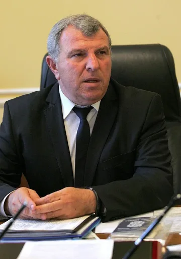 Греков проверява дипломите на всички в министерството