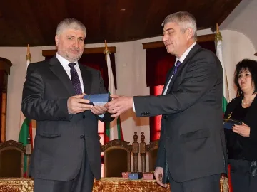 Дете към губернатор: Столът ви се върти и лесно се пада от него