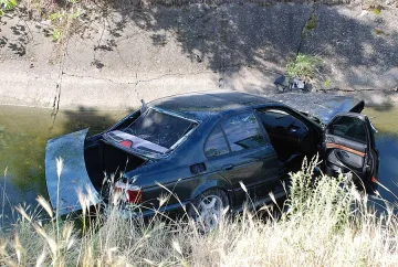 Жена издъхна в БМВ-то след катастрофа в поливен канал 