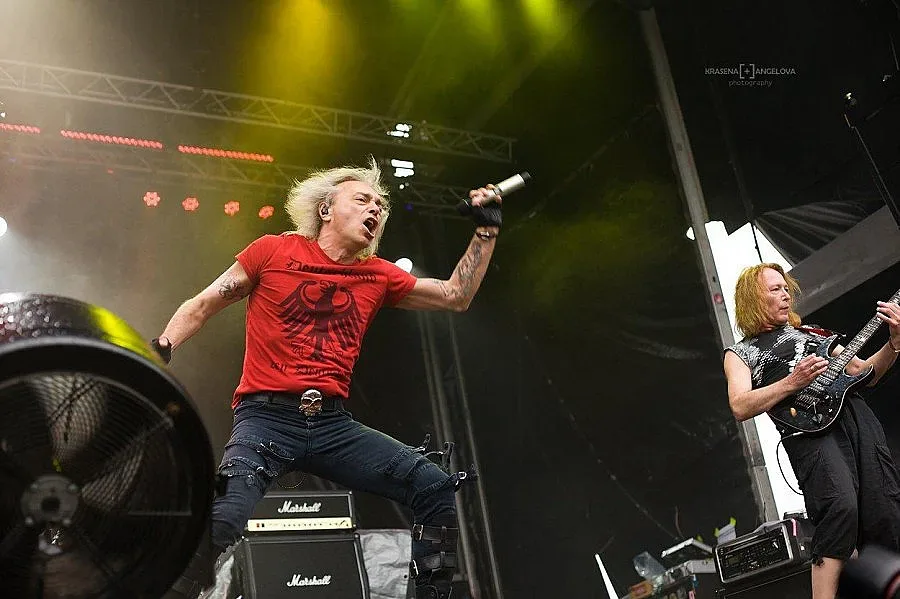 Рок ветерани и тийнейджъри куфяха с "Пърпъл"