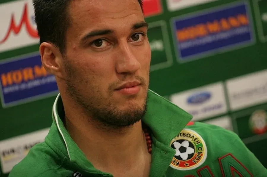 Попето стегнал куфара за Острова